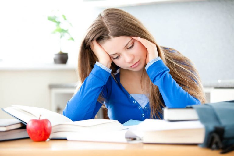 Como ajudar o seu filho a organizar os estudos e passar no vestibular?