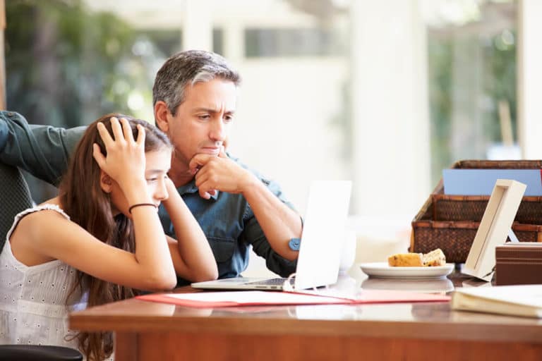 Como os pais podem ajudar o desempenho escolar dos filhos?